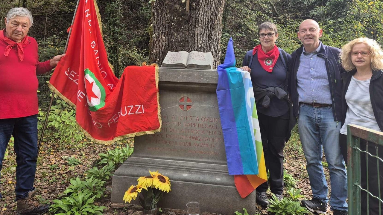 Il sindaco Paolo Sottani a uno dei monumenti dedicati al ricordo delle terribili stragi naziste perpetuate nel Chianti Il sindaco Paolo Sottani a uno dei monumenti dedicati al ricordo delle terribili stragi naziste perpetuate nel Chianti