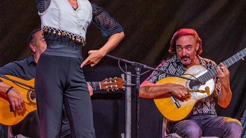 Juan Lorenzo, grande interprete della chitarra Flamenca, con una ballerina Juan Lorenzo, grande interprete della chitarra Flamenca, con una ballerina