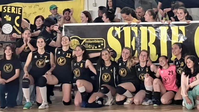 La gioia delle ragazze per la vittoria che ha sancito il passaggio al campionato di serie C La gioia delle ragazze per la vittoria che ha sancito il passaggio al campionato di serie C