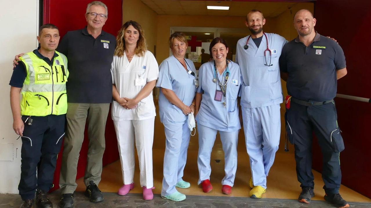 Luca Pancioni, coordinatore maxi emergenze, Simone Nocentini, direttore 118, Barbara Innocenti, direttrice San Donato, infermiera Maria Miniati, medico Sara Francini, medico Ilya Agishev con Samuele Pacchi, coordinatore infermieri 118 Luca Pancioni, coordinatore maxi emergenze, Simone Nocentini, direttore 118, Barbara Innocenti, direttrice San Donato, infermiera Maria Miniati, medico Sara Francini, medico Ilya Agishev con Samuele Pacchi, coordinatore infermieri 118