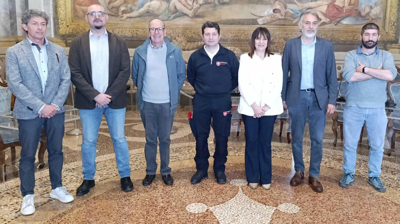 L’assessore Bonanno con il dirigente ai servizi sociali Francesco Sardo e i rappresentanti di Arnera,. San Vincenzo de’ Paoli,. Cisom,. Il Simbolo e. Amici della Strada