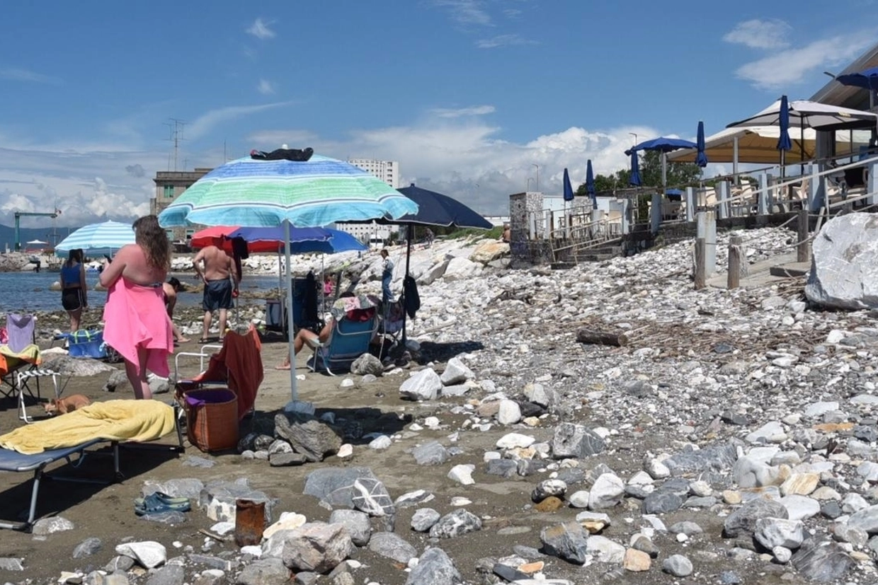 Il tratto dell’arenile davanti al chiosco “L’Angolo del mare” ormai ridotto a una pietraia (foto di Fabrizio Nizza)