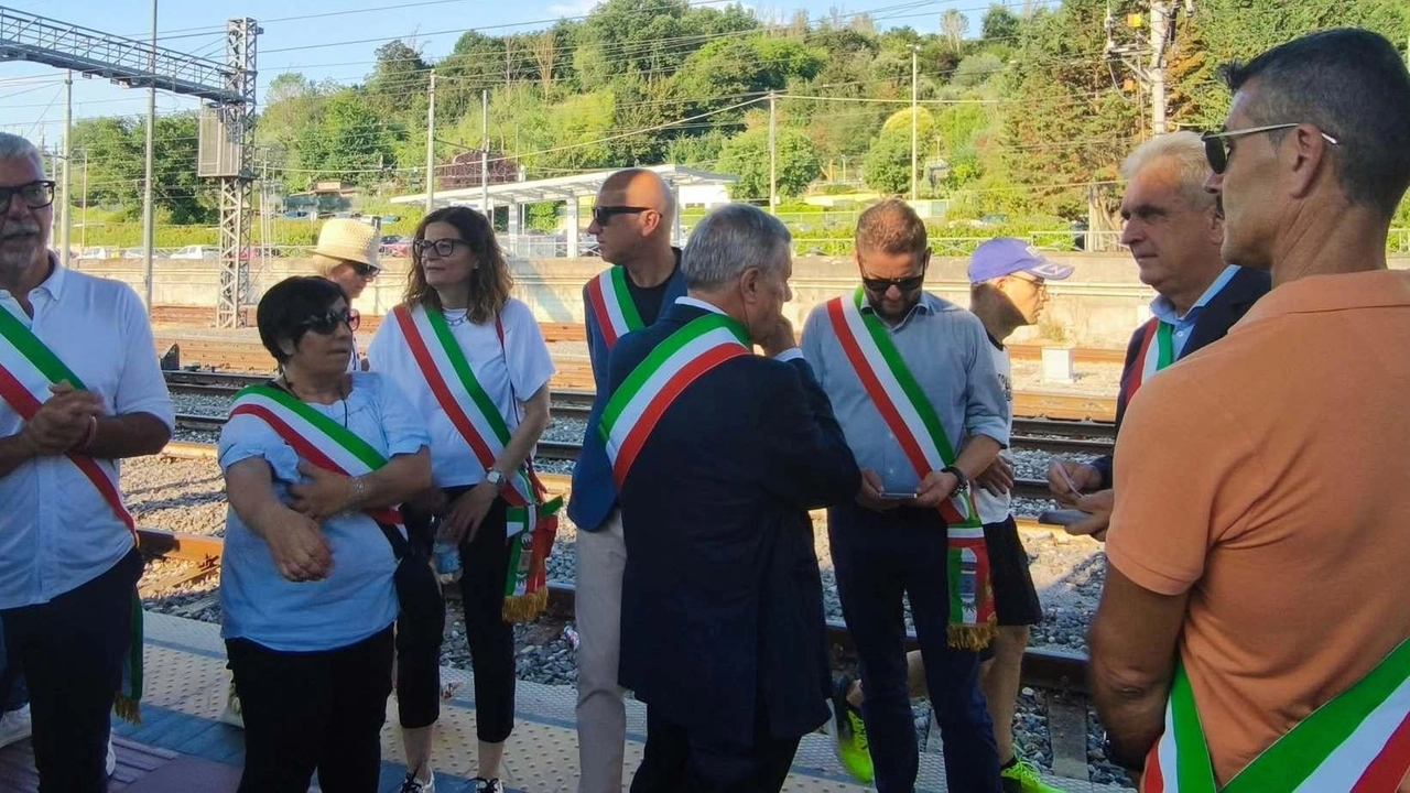 I sindaci del Valdarno ieri. hanno viaggiato sul treno per capire i disagi dei pendolari
