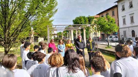 L’iniziativa ha coinvolto cinquanta alunni della scuola di primo grado Boccaccio Ferrucci, che accompagnati dai docenti hanno raccolto i rifiuti abbandonati