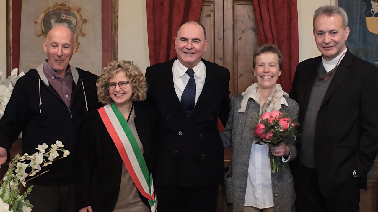 La classica foto di rito dopo la celebrazione del matrimonio