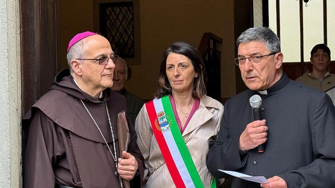 Il proposto di Barga, don Stefano Serafini, con la sindaca Caterina Campani, ha accolto sabato pomeriggio la prima visita del nuovo Arcivescovo di Pisa, monsignor Saverio Cannistrà, salito a Barga per impartire le Cresime Il proposto di Barga, don Stefano Serafini, con la sindaca Caterina Campani, ha accolto sabato pomeriggio la prima visita del nuovo Arcivescovo di Pisa, monsignor Saverio Cannistrà, salito a Barga per impartire le Cresime
