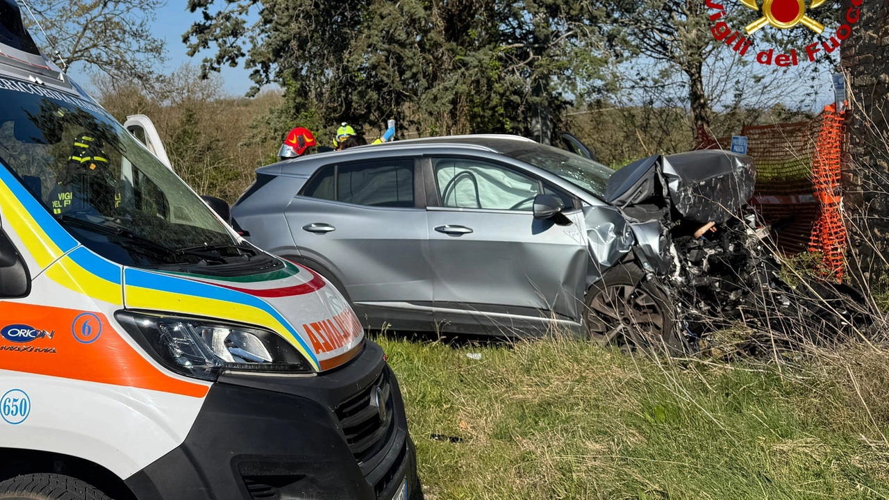 L'auto distrutta nell'incidente avvenuto a Parrano