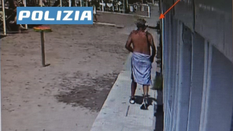 Il 60enne ripreso dalle telecamere vicino alla cabina da dove ha sottratto il borsello con cellulare e contanti Il 60enne ripreso dalle telecamere vicino alla cabina da dove ha sottratto il borsello con cellulare e contanti