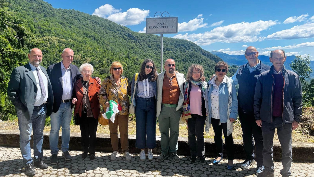 L’intitolazione della piazza, a Vergemoli, allo storico segretario comunale Silvano Bertieri. Un’iniziativa sollecitata direttamente dai cittadini e portata avanti con determinazione da Eginio Brondi foto Borghesi L’intitolazione della piazza, a Vergemoli, allo storico segretario comunale Silvano Bertieri. Un’iniziativa sollecitata direttamente dai cittadini e portata avanti con determinazione da Eginio Brondi foto Borghesi