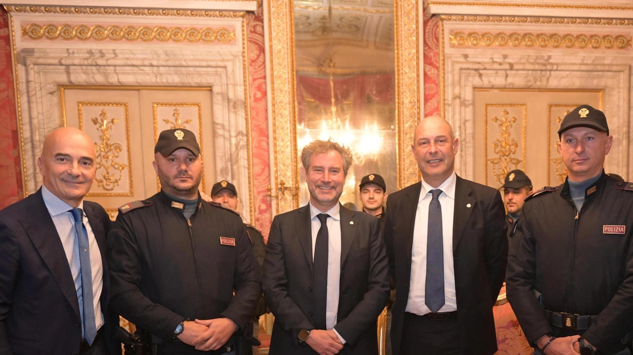 Gli agenti accompagnati dal questore e ricevuti ieri dal sindaco (foto Alcide) Gli agenti accompagnati dal questore e ricevuti ieri dal sindaco (foto Alcide)