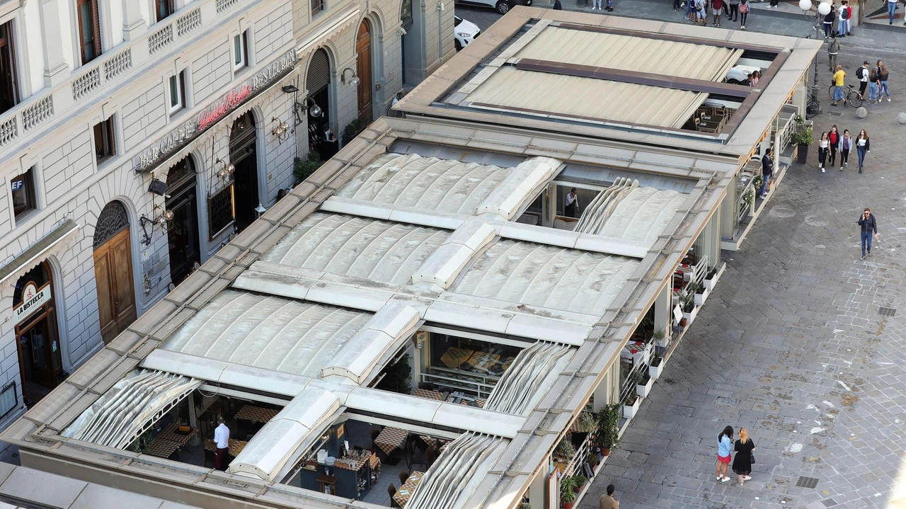Piazza della Repubblica invasa da dehors con tanto di tetto, ingresso e corridoi Piazza della Repubblica invasa da dehors con tanto di tetto, ingresso e corridoi