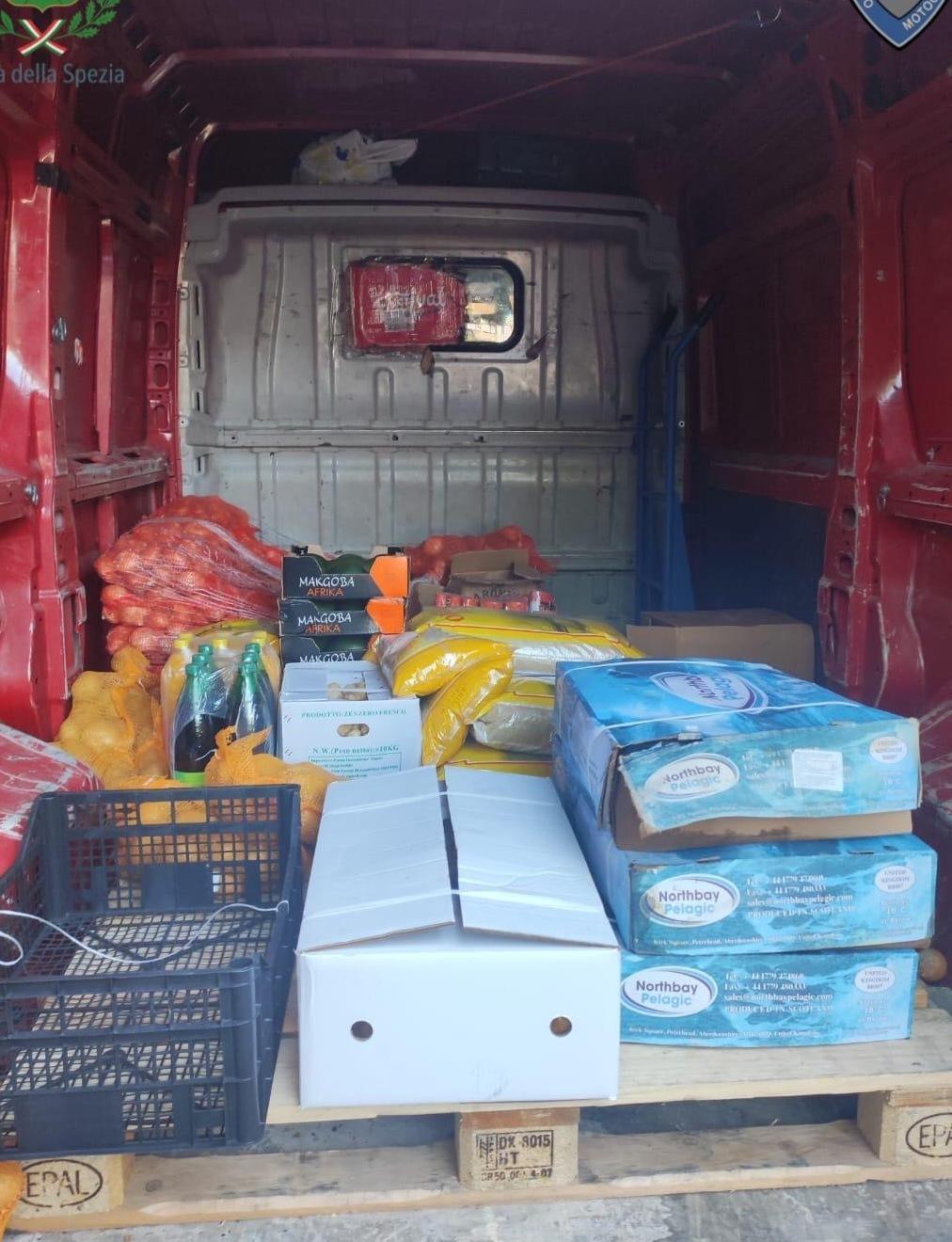 Un quintale di alimenti avariati trasportati senza cella frigorifera Un quintale di alimenti avariati trasportati senza cella frigorifera
