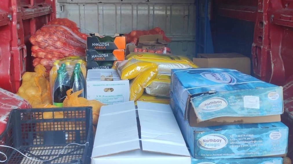 Un quintale di pesce, carne e frutta trasportato all’interno di un semplice furgone privo della cella frigorifera necessaria per garantirne... Un quintale di pesce, carne e frutta trasportato all’interno di un semplice furgone privo della cella frigorifera necessaria per garantirne...