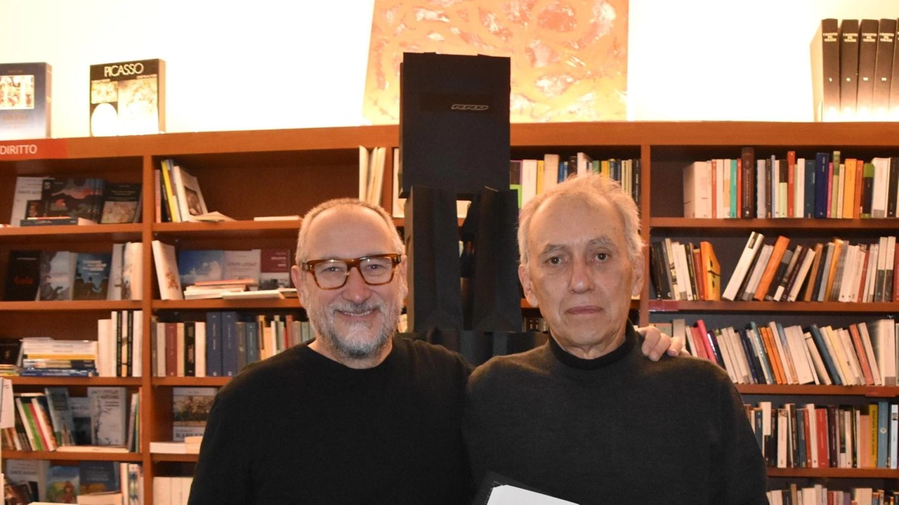 Il noto fotografo Carlo Bonazza (a destra) insieme a Roberto Bardini, Ceo di «Rrd Spa», durante la presentazione alla libreria Palomar Il noto fotografo Carlo Bonazza (a destra) insieme a Roberto Bardini, Ceo di «Rrd Spa», durante la presentazione alla libreria Palomar
