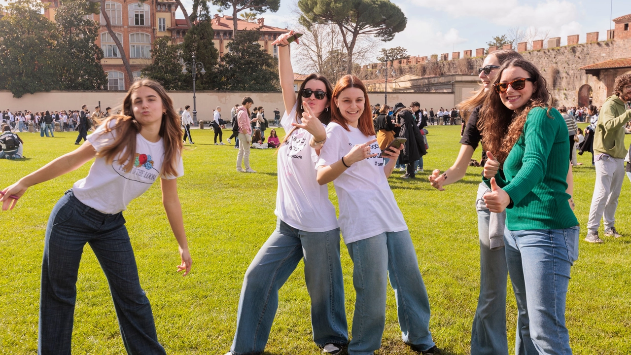 100 giorni all'esame, rituali scaramantici in piazza del duomo a Pisa, sotto la torre pendente, per i cento giorni all'esame di maturità (foto Enrico Mattia Del Punta) 100 giorni all'esame, rituali scaramantici in piazza del duomo a Pisa, sotto la torre pendente, per i cento giorni all'esame di maturità (foto Enrico Mattia Del Punta)