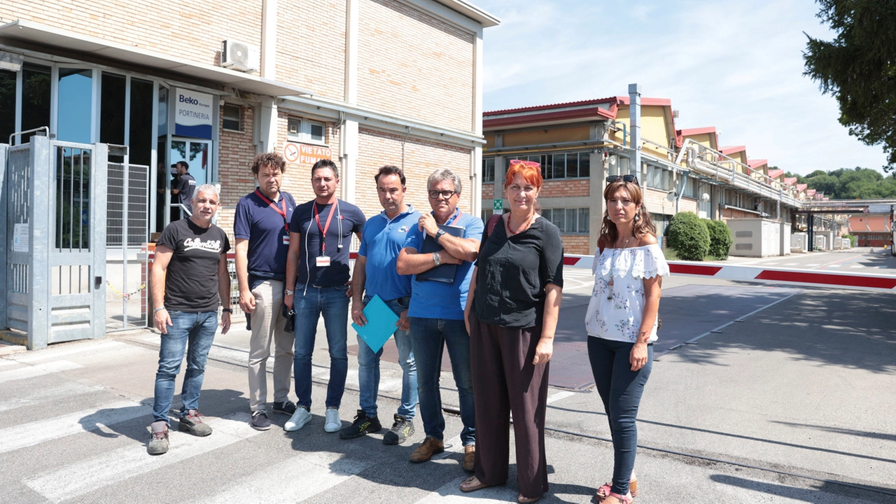 I rappresentanti sindacali nazionali di categoria con i segretari locali davanti alla sede di Beko Europe in viale Toselli: in agosto gli operai lavoreranno in totale soltanto per sei giornate Attesa per il nuovo incontro al ministero I rappresentanti sindacali nazionali di categoria con i segretari locali davanti alla sede di Beko Europe in viale Toselli: in agosto gli operai lavoreranno in totale soltanto per sei giornate Attesa per il nuovo incontro al ministero