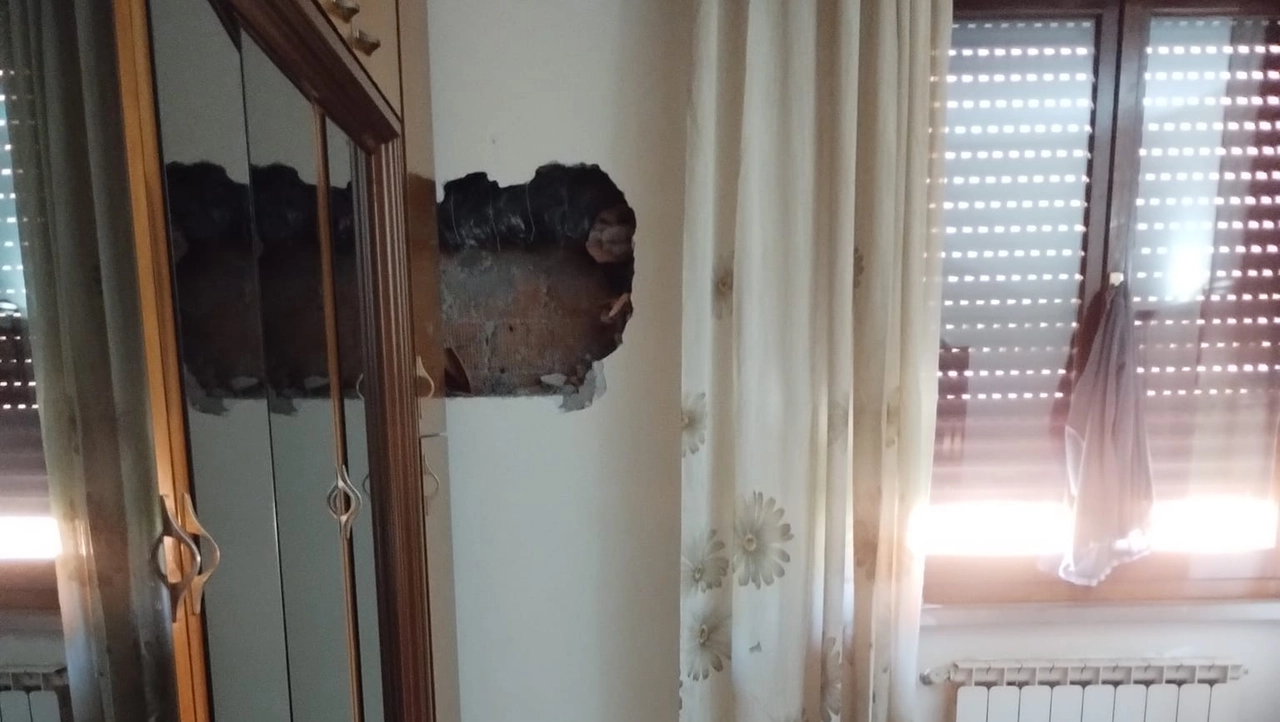 La cassaforte smurata dalla villetta svagliata dai ladri a Follo