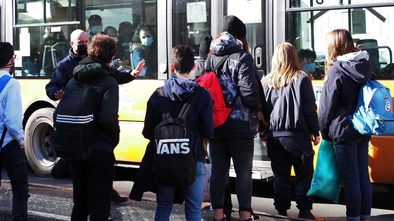 Disagi a non finire per studenti e famiglie con l’avvio delle lezioni in tutto il territorio di Vezzano. E in più una tratta completamente soppressa: la linea verso Spezia non transita più da Fornola. Disagi a non finire per studenti e famiglie con l’avvio delle lezioni in tutto il territorio di Vezzano. E in più una tratta completamente soppressa: la linea verso Spezia non transita più da Fornola.
