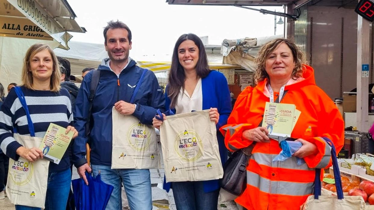 La vicesindaca Claudia Pecchioli e l’assessora Beatrice Corsi in visita al mercato La vicesindaca Claudia Pecchioli e l’assessora Beatrice Corsi in visita al mercato