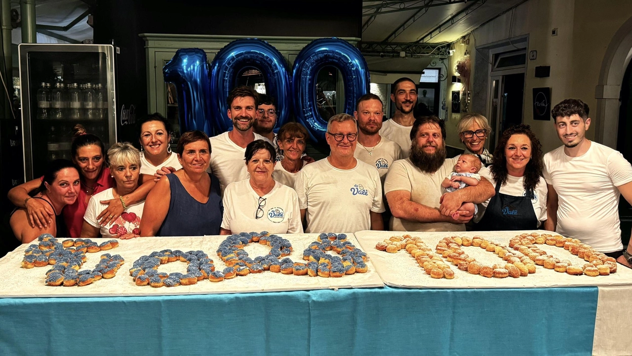 La titolare Carla Saltini con tutto lo staff di Valè hanno festeggiato i 100 anni dell’attività, tra le più longeve di Forte dei Marmi grazie alla mitica focaccina La titolare Carla Saltini con tutto lo staff di Valè hanno festeggiato i 100 anni dell’attività, tra le più longeve di Forte dei Marmi grazie alla mitica focaccina