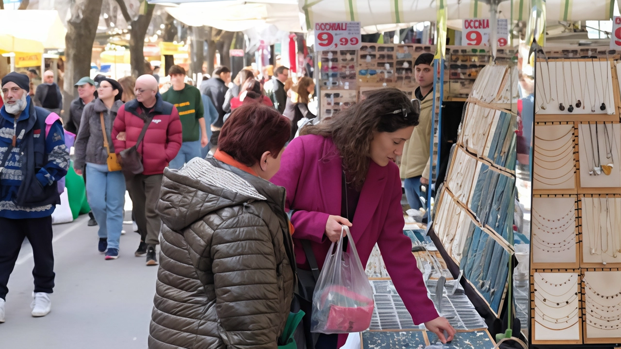 Due donne osservano la merce esposta su un banchino