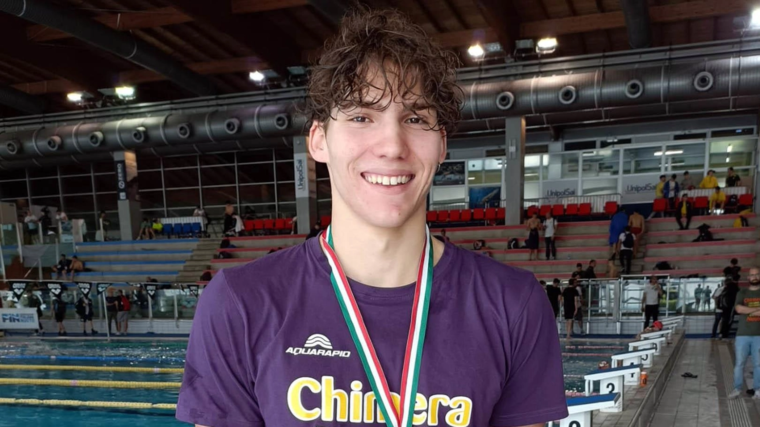 Gabriele Gambini della Chimera Nuoto trionfa ai Criteria nazionali giovanili con due medaglie d'oro nei 200 e 400 stile libero, confermando il suo talento e la preparazione della squadra aretina.