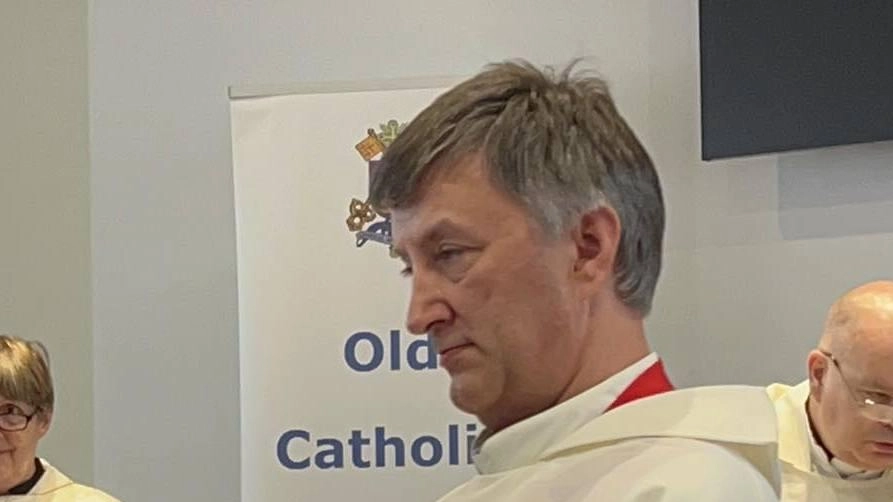 "Sono stato ordinato sacerdote anglicano" . "Sono stato ordinato sacerdote anglicano" .