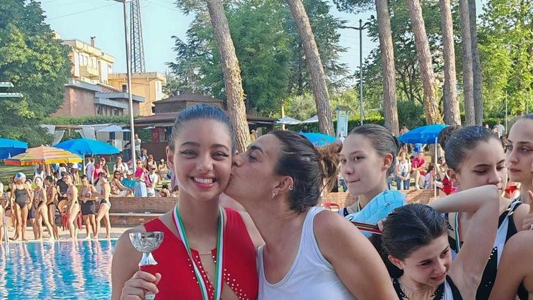 La giovane Aisa Stortini conquista il secondo posto alle gare Nazionali di nuoto sincronizzato a Colle di Val D’Elsa. La giovane Aisa Stortini conquista il secondo posto alle gare Nazionali di nuoto sincronizzato a Colle di Val D’Elsa.