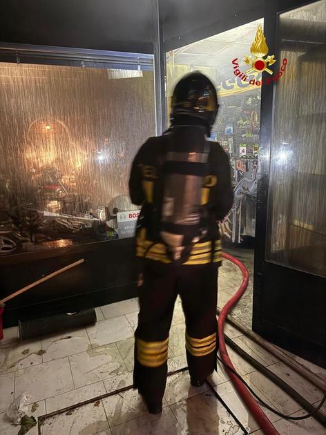 orbetello incendio devasta negozio di biciclette allarme nella notte