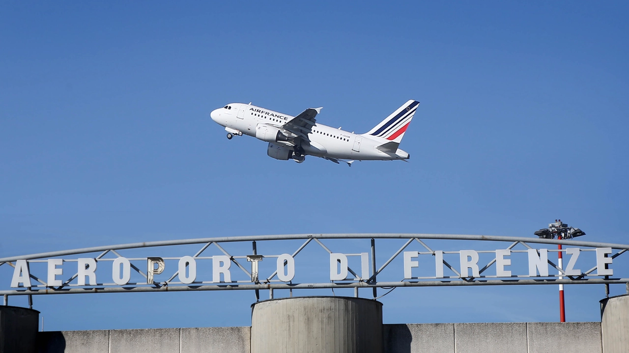Un aereo in decollo dall'aeroporto di Firenze (New Press Photo)