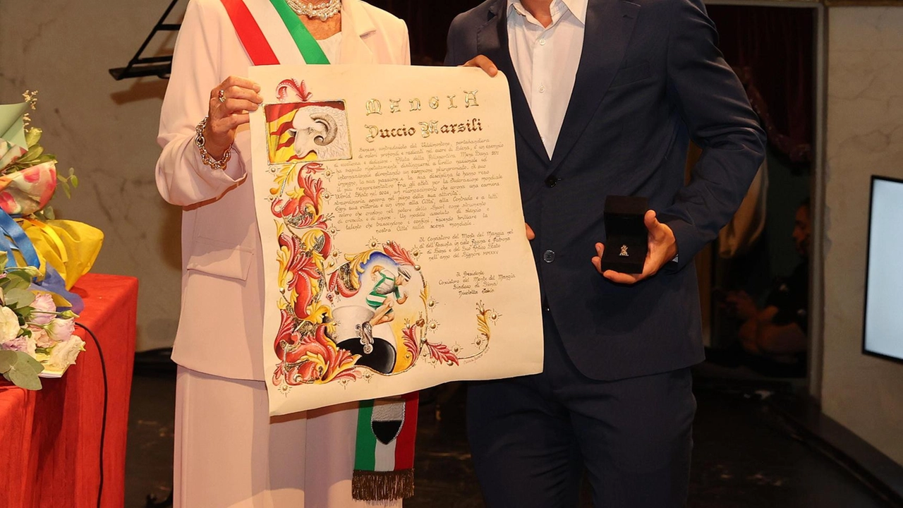 Il sindaco Nicoletta Fabio consegna la pergamena a Duccio Marsili