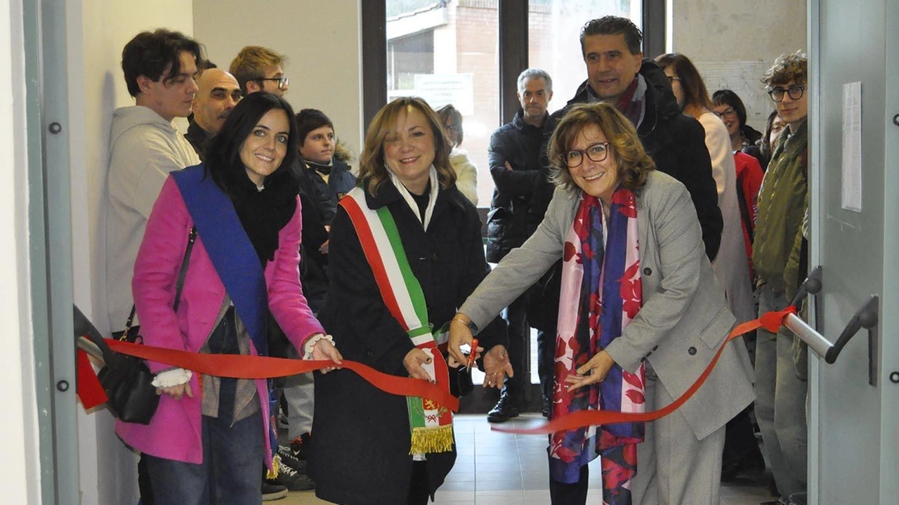 Il taglio del nastro dei nuovi laboratori alla presenza del sindaco Susanna Cenni Il taglio del nastro dei nuovi laboratori alla presenza del sindaco Susanna Cenni