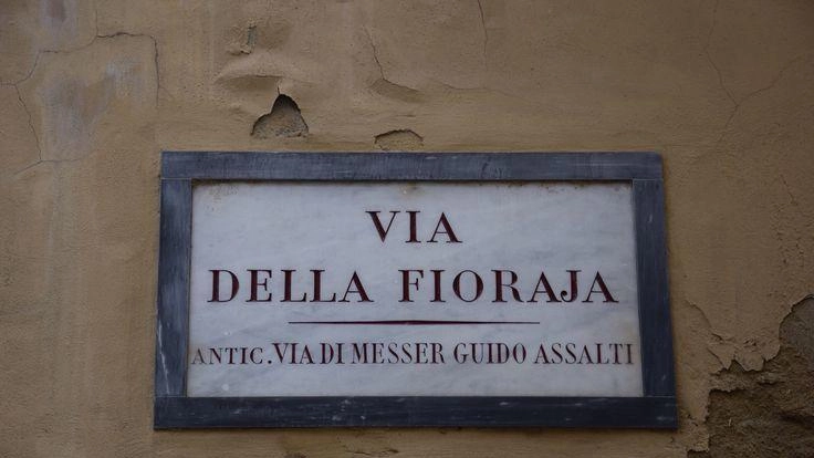 L’insegna di via della Fioraia, già via Guido Assalti. In alto, Papa Innocenzo IV L’insegna di via della Fioraia, già via Guido Assalti. In alto, Papa Innocenzo IV