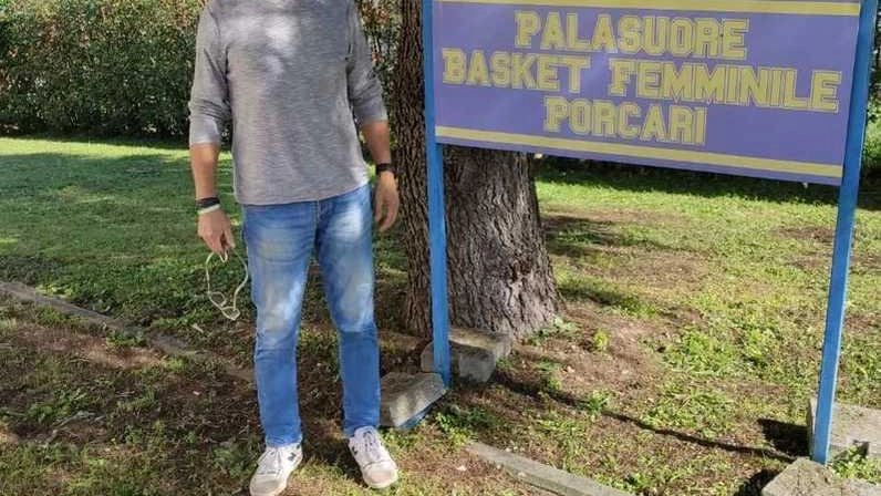 Stefano Picchi davanti all’ingresso del palazzetto delle suore Stefano Picchi davanti all’ingresso del palazzetto delle suore