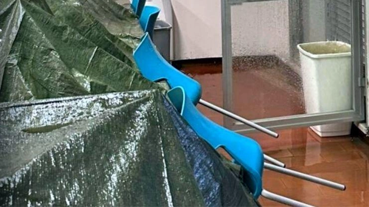 Un’aula del Fossati chiusa dopo le infiltrazioni avvenute lo scorso inverno per le piogge Un’aula del Fossati chiusa dopo le infiltrazioni avvenute lo scorso inverno per le piogge