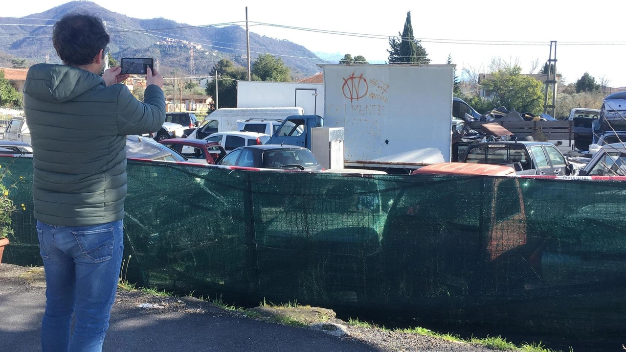 La discarica di vecchie automobili posta sotto sequestro dai carabinieri del nucleo forestale (foto Massimo Pasquali) La discarica di vecchie automobili posta sotto sequestro dai carabinieri del nucleo forestale (foto Massimo Pasquali)