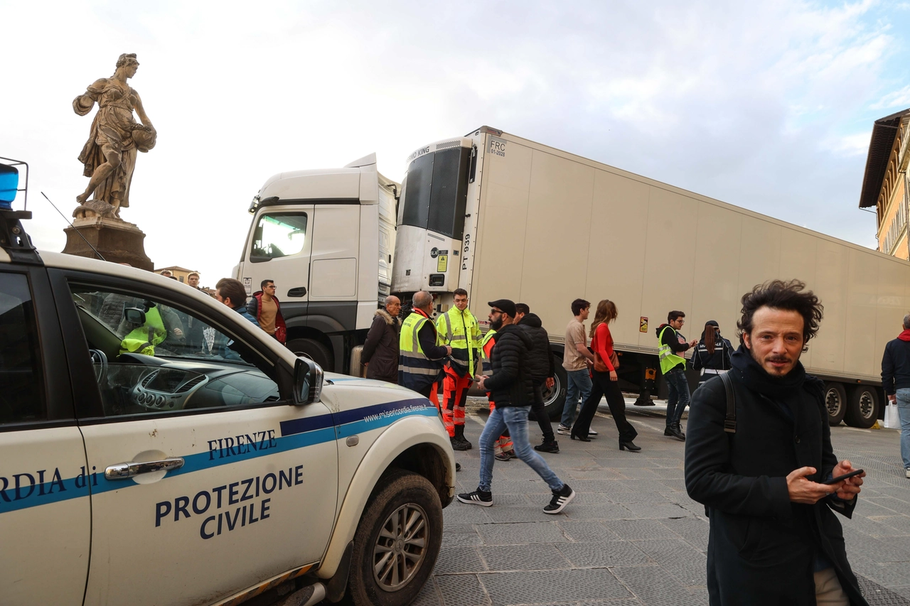 un autotreno sbaglia percorso e si incastra su ponte Santa Trinita