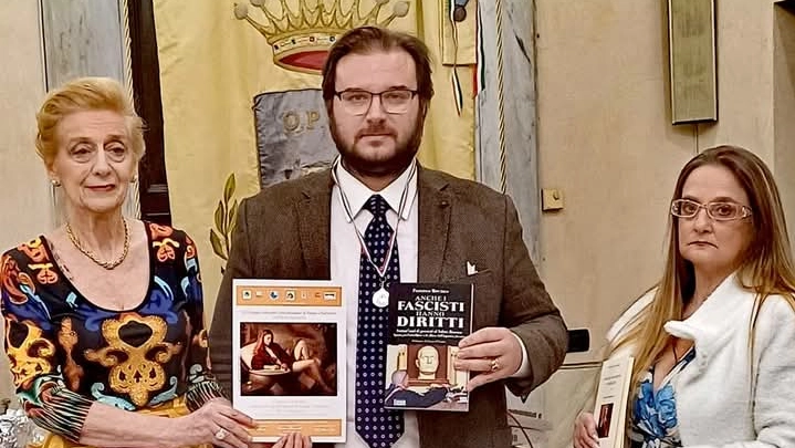 L’avvocato Minutillo in sala consiliare a Sarzana (foto da profilo Facebook) L’avvocato Minutillo in sala consiliare a Sarzana (foto da profilo Facebook)
