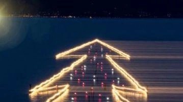 Anche quest’anno a Castiglione del Lago è pronta a tornare la magia dell’albero di luce realizzato sulle acque Trasimeno Anche quest’anno a Castiglione del Lago è pronta a tornare la magia dell’albero di luce realizzato sulle acque Trasimeno