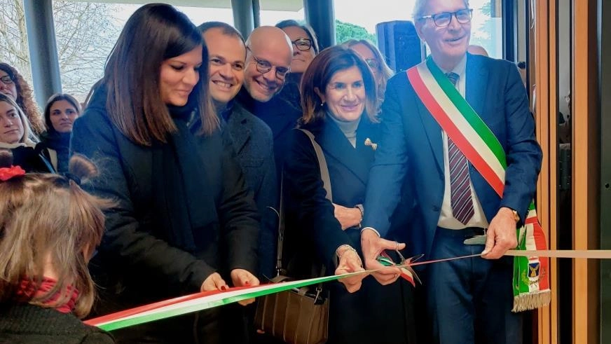 Il momento del taglio del nastro ieri pomeriggio a Stazione, dove è stata inaugurata la nuova scuola primaria intitolata a Lorenzo Nesi Il momento del taglio del nastro ieri pomeriggio a Stazione, dove è stata inaugurata la nuova scuola primaria intitolata a Lorenzo Nesi