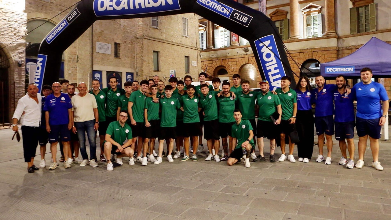 Presentata la squadra nella cornice di Palazzo Trinci insieme al popolo biancazzurro e ai vertici delle altre realtà calcistiche del territorio. Il presidente Zoppi: "Soltanto uniti possiamo continuare a crescere". Presentata la squadra nella cornice di Palazzo Trinci insieme al popolo biancazzurro e ai vertici delle altre realtà calcistiche del territorio. Il presidente Zoppi: "Soltanto uniti possiamo continuare a crescere".