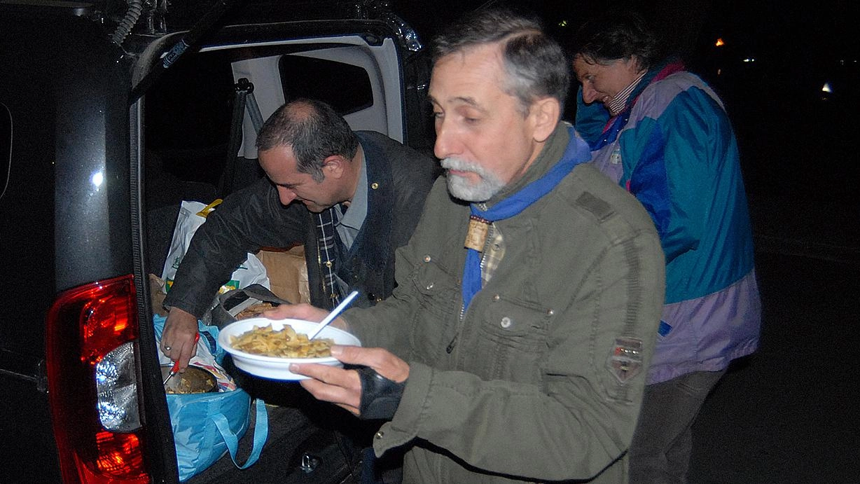 Dalle 20 di domani screening gratis per assistere chi vive fuori. Gli organizzatori: "Anche questo è un modo per farli sentire meno soli". Ma Caritas è anche un pasto caldo. Insieme alla Ronda della Carità. . Dalle 20 di domani screening gratis per assistere chi vive fuori. Gli organizzatori: "Anche questo è un modo per farli sentire meno soli". Ma Caritas è anche un pasto caldo. Insieme alla Ronda della Carità. .