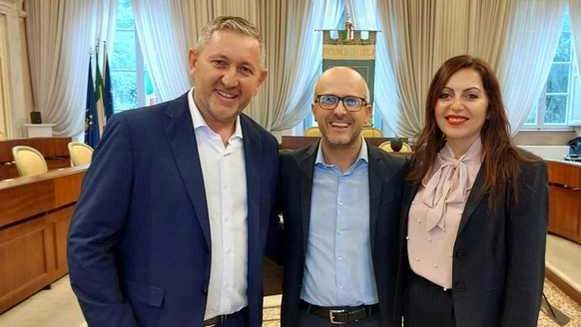 I due consiglieri di Fratelli di Italia Simone Frugoni e Mara Nicodemo con al centro il presidente provinciale del partito, Riccardo Giannoni I due consiglieri di Fratelli di Italia Simone Frugoni e Mara Nicodemo con al centro il presidente provinciale del partito, Riccardo Giannoni