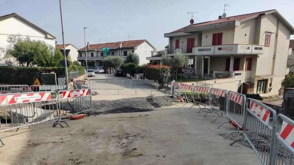 La via Ungaretti a Montale è stata riaperta dopo tre mesi di lavori per riparare una voragine. I lavori continueranno per sostituire la tubazione danneggiata. La via Ungaretti a Montale è stata riaperta dopo tre mesi di lavori per riparare una voragine. I lavori continueranno per sostituire la tubazione danneggiata.