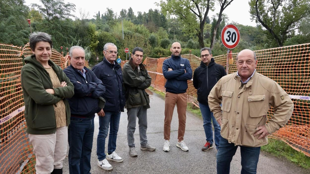 Un gruppo di residenti del Ponte dell’Asse, sotto la strada invasa dalle auto Un gruppo di residenti del Ponte dell’Asse, sotto la strada invasa dalle auto
