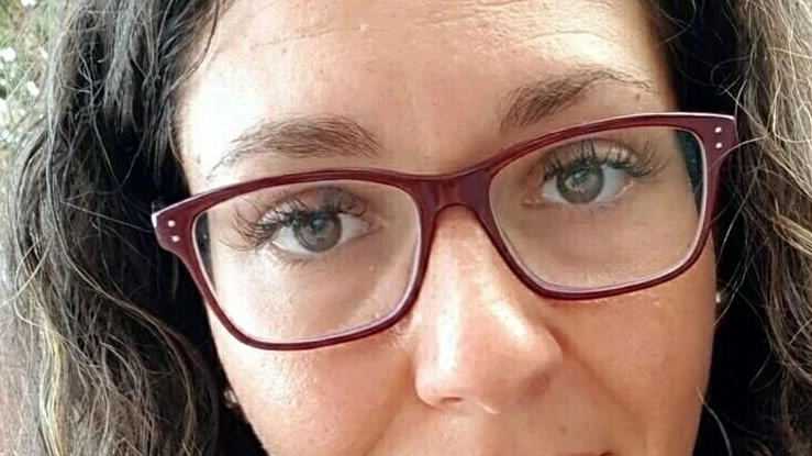 Lei aveva 37 anni: il corpo era disteso sul letto. Nessun segno di colluttazione. Il 48enne voleva gettarsi dal ponte. Fermato dagli agenti che l’hanno salvato. .