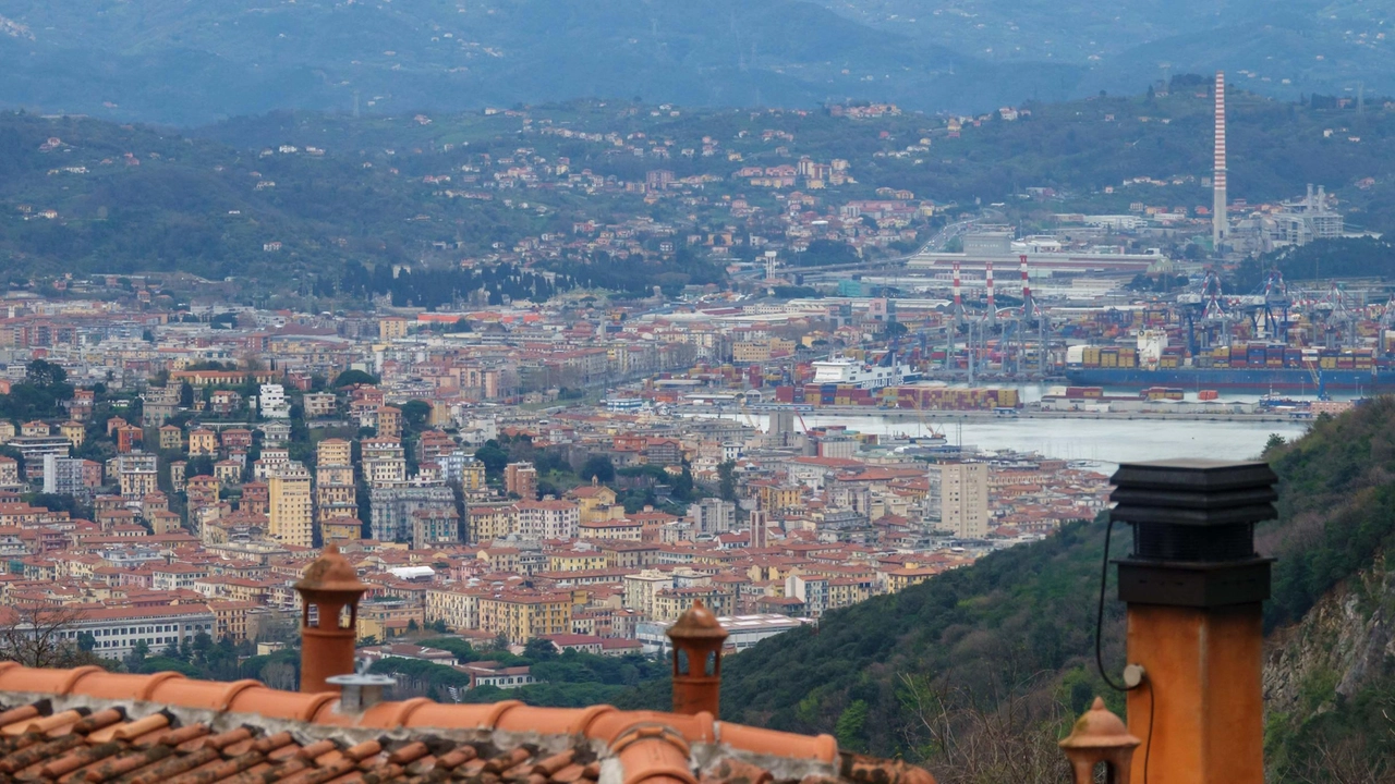 Tanti aneddoti dai gestori dell’Ostello Tramonti realizzato nell’ex scuola "Dicono tutti che qui trovano la pace. Esplorano il paese e fanno tante foto".