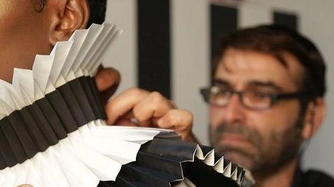 A palazzo Gunigi un servizio fotografico si trasforma nella performance, “Scatti di carta”. L’appuntamento con la proposta artistica di LuBiCa... A palazzo Gunigi un servizio fotografico si trasforma nella performance, “Scatti di carta”. L’appuntamento con la proposta artistica di LuBiCa...