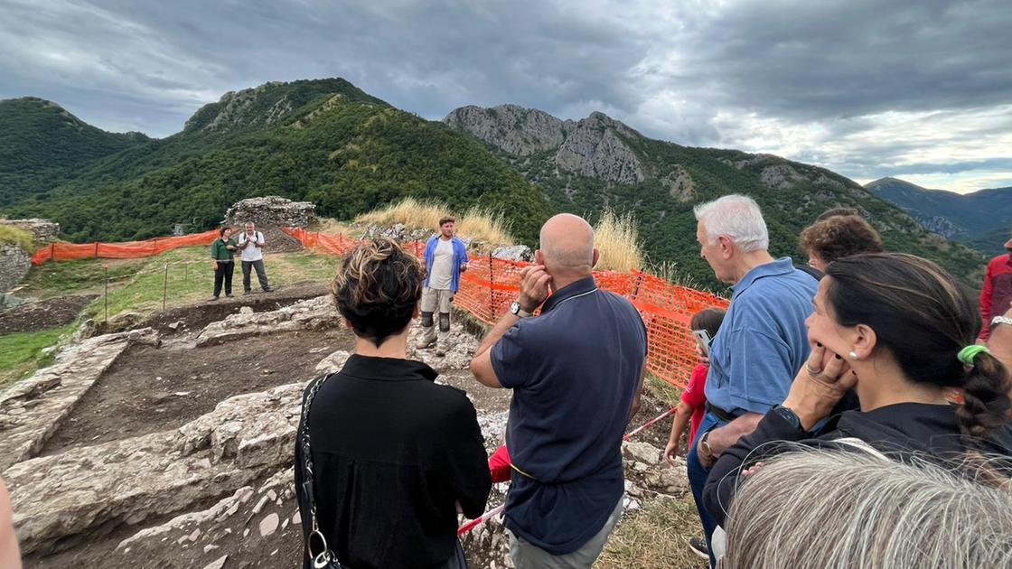 Scavi alla Rocca di Lucchio. Affluenza record alle visite. Emersa un’antica chiesa Scavi alla Rocca di Lucchio. Affluenza record alle visite. Emersa un’antica chiesa