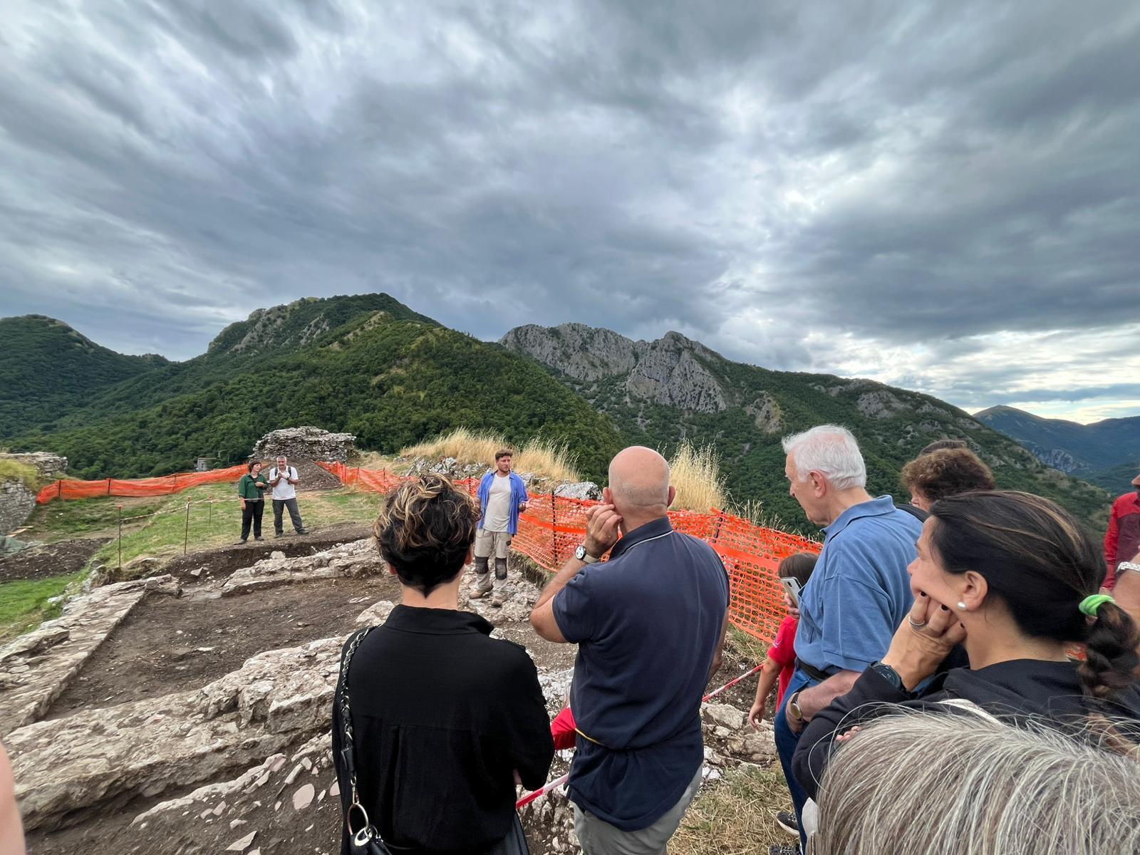 Scavi alla Rocca di Lucchio. Affluenza record alle visite. Emersa un’antica chiesa